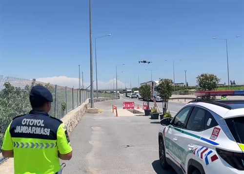 Mersin'de Otoyol Jandarmasından Drone Destekli Trafik Denetimi
